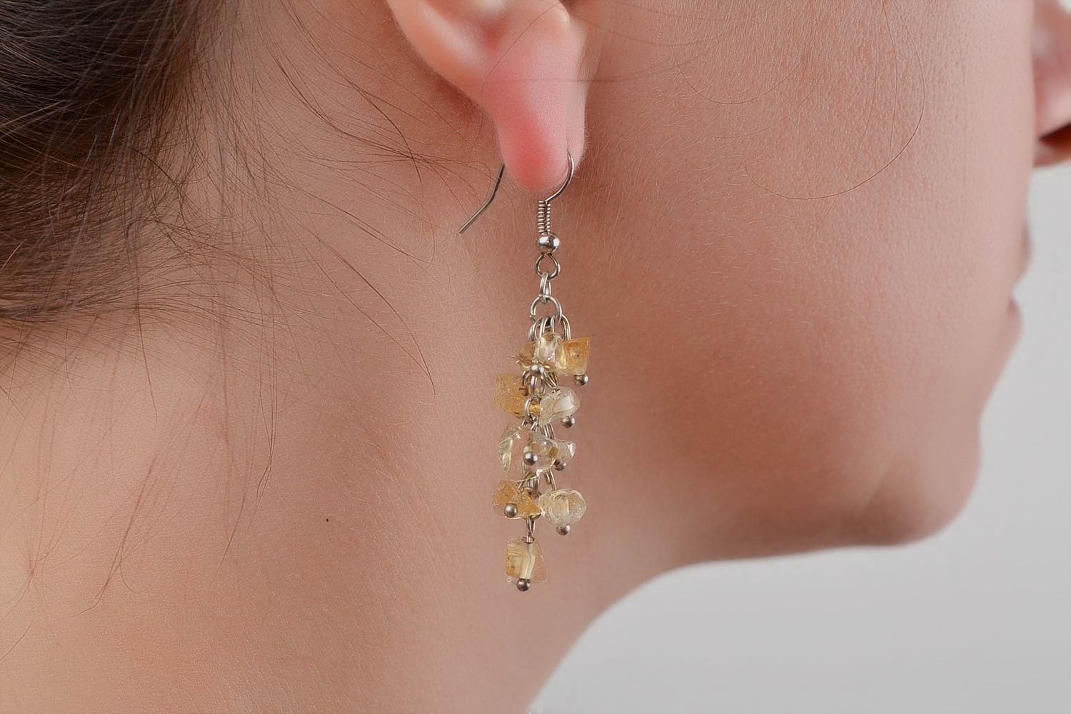 Beige Ohrringe aus Stein zart künstlerisch schön für echte Modedame handgemacht foto 2