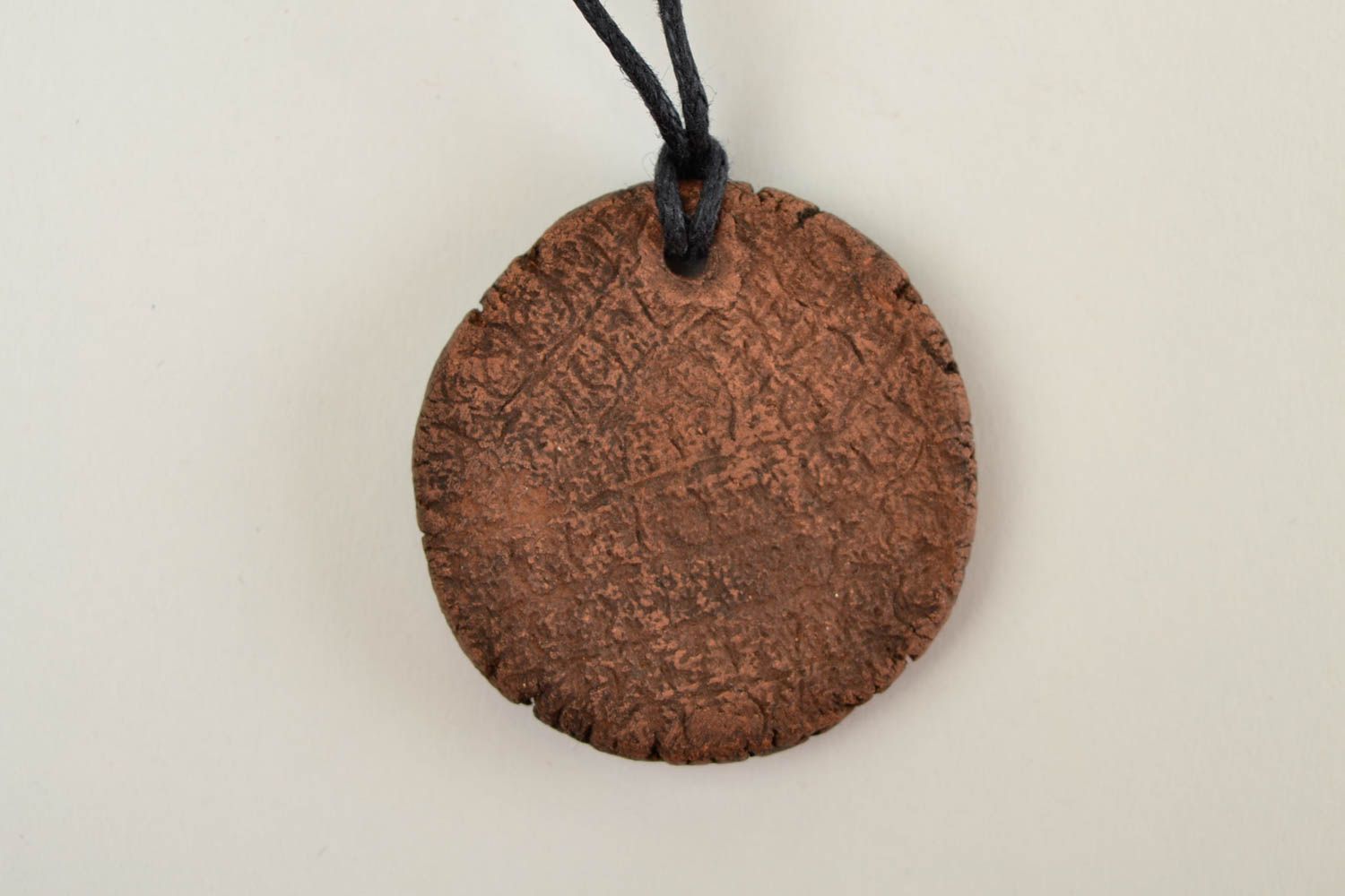Кулон ручной работы круглый кулон с оленем подвеска из глины оригинальная фото 5