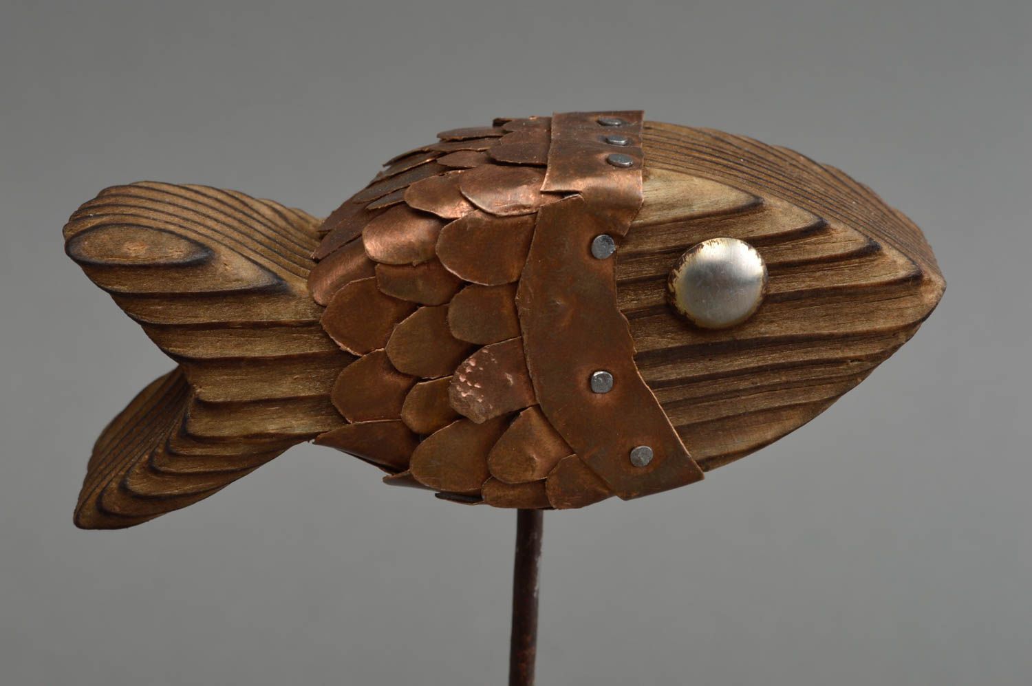 Statuette en bois et cuivre petit poisson faite main design original  photo 3