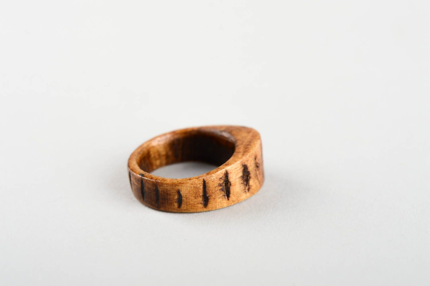 Изделие из дерева ручной работы дизайнерское украшение кольцо из дерева фото 4