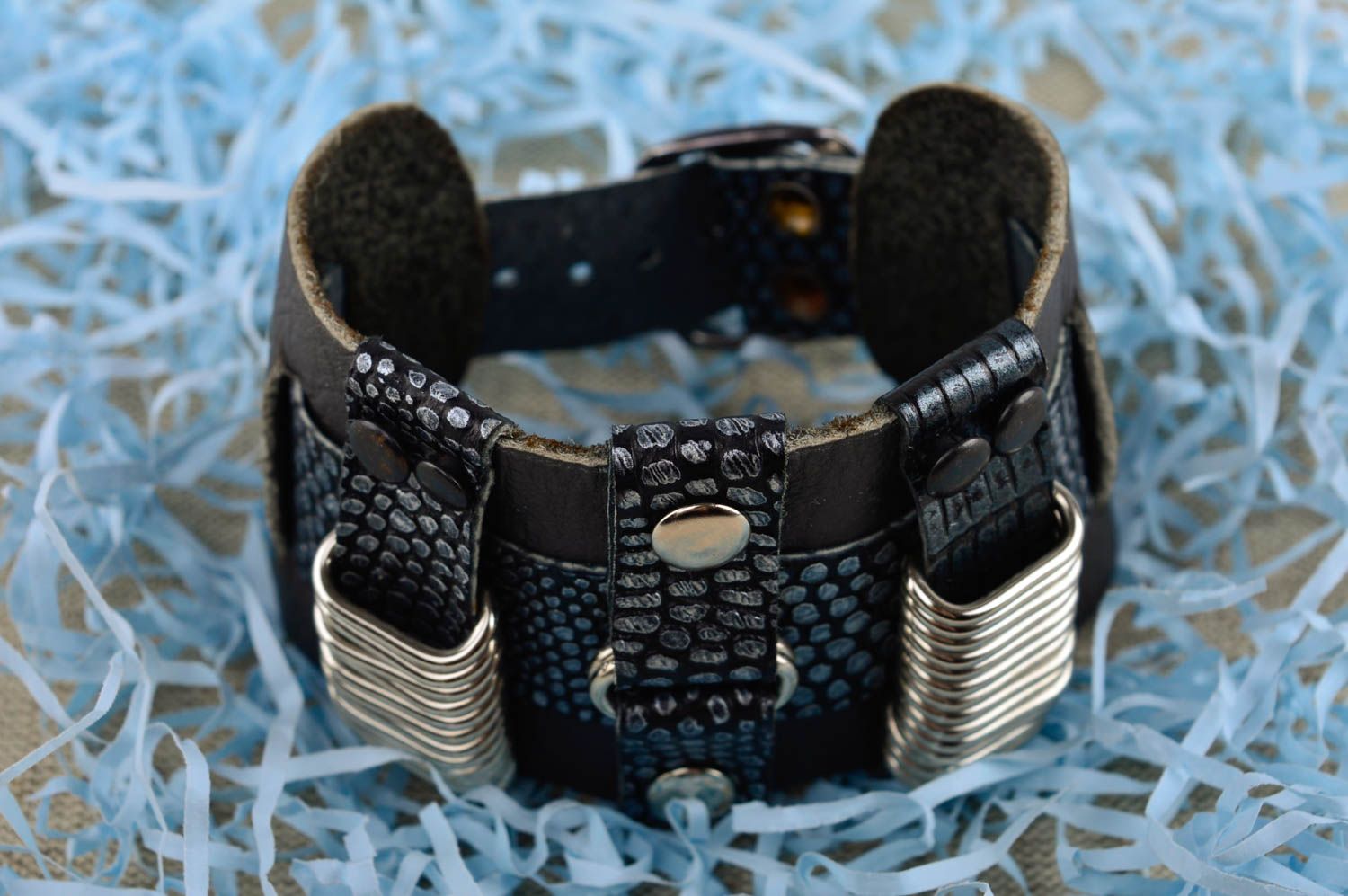 Bracelet large Bijou fait main noir en cuir design original Cadeau femme photo 1