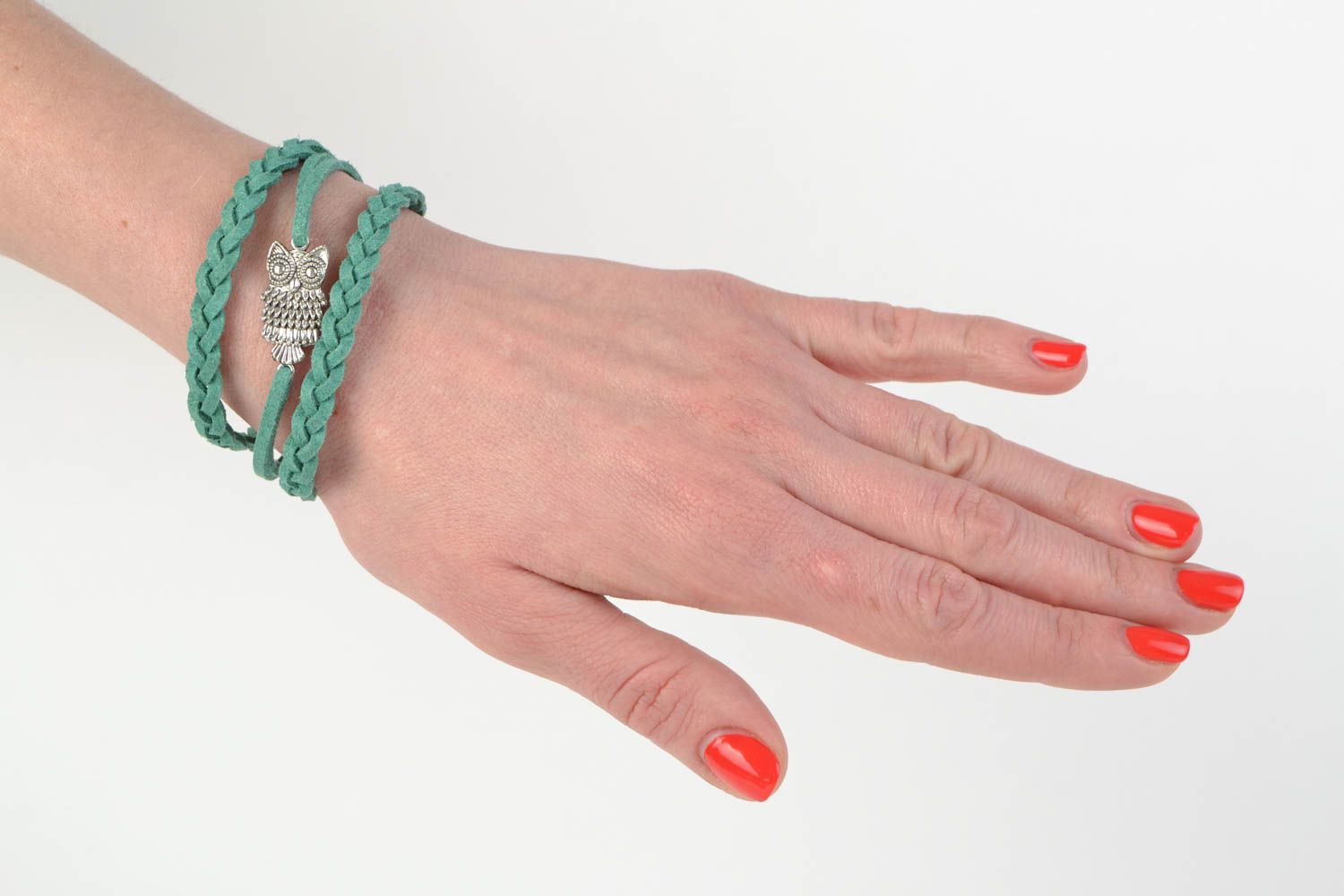 Bracelet en daim large vert tressé avec pendeloque hibou fait main original  photo 2