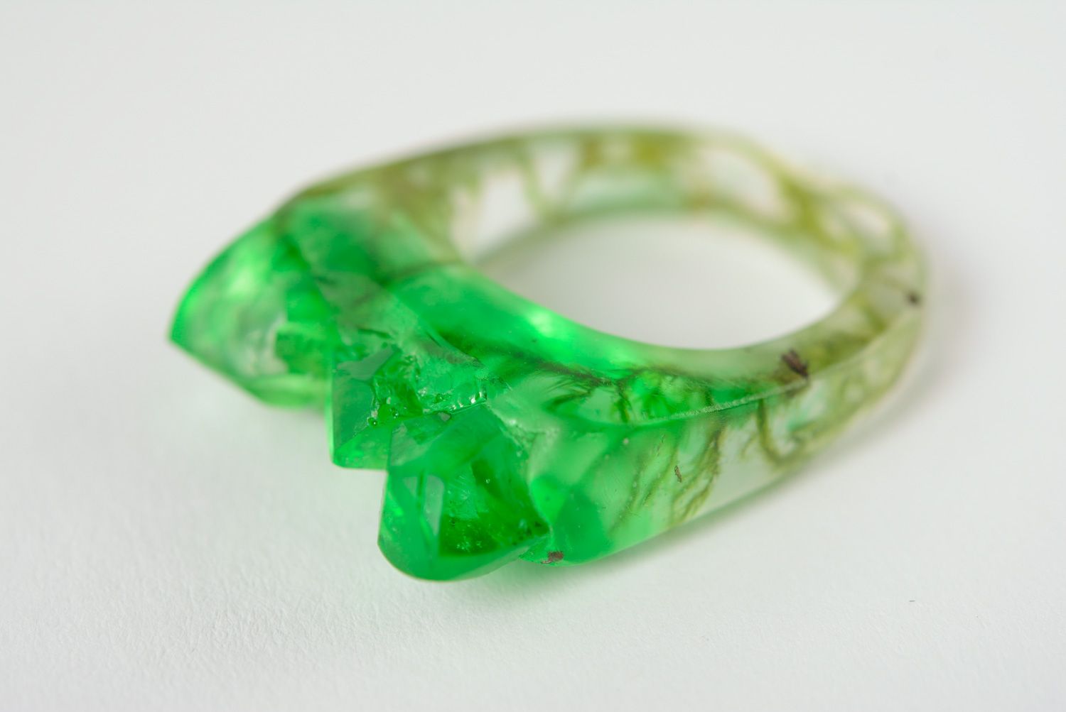 Schöner ungewöhnlicher handmade Ring aus Epoxidharz mit grünem Moos für Freundin foto 3