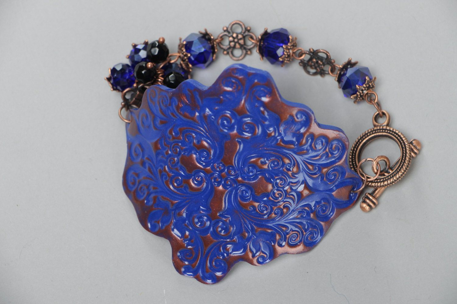 Объемный браслет из полимерной глины синий с граненными бусинами ручная работа фото 1