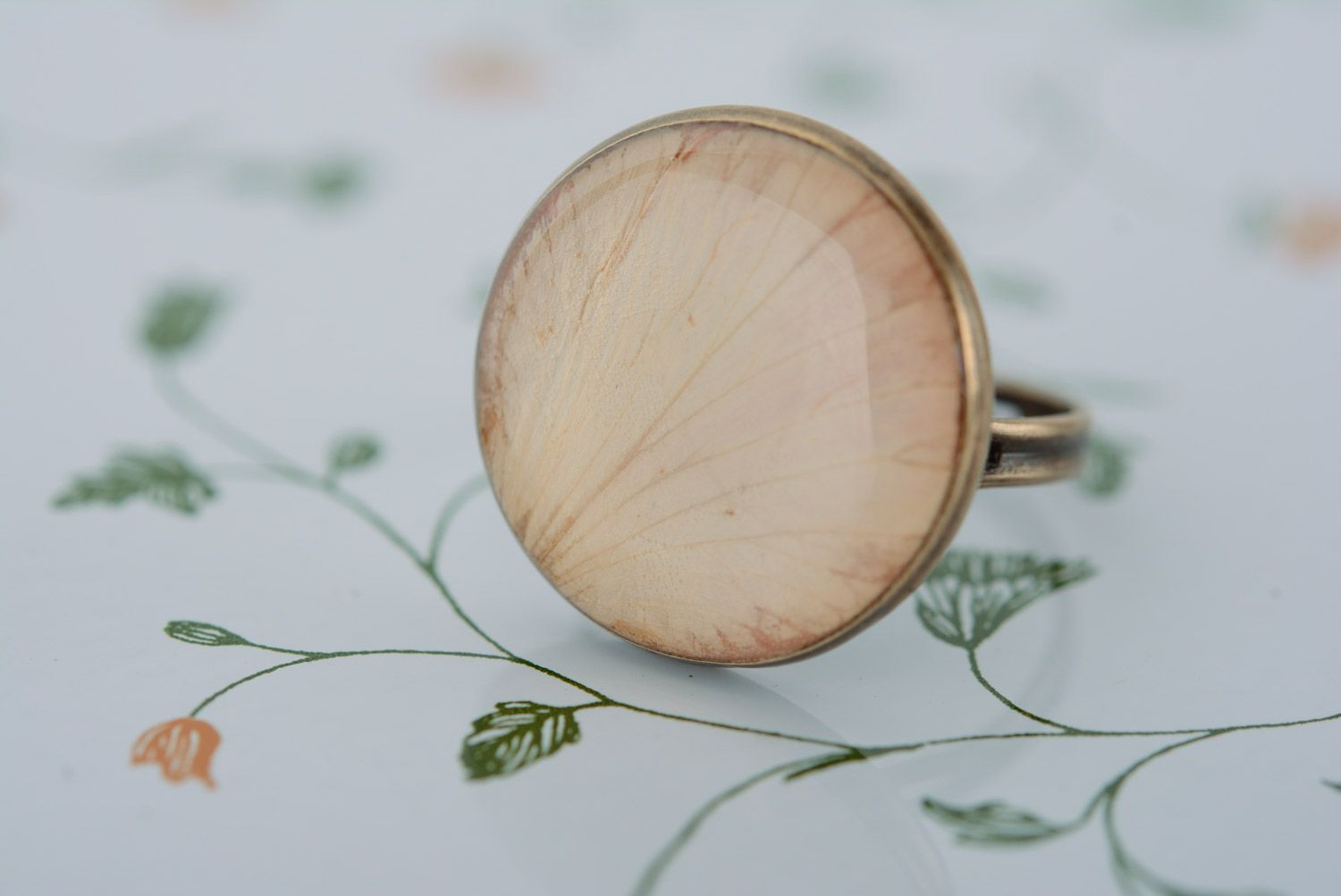Heller regulierbarer handgemachter Ring aus Epoxidharz mit Blume für Damen foto 4