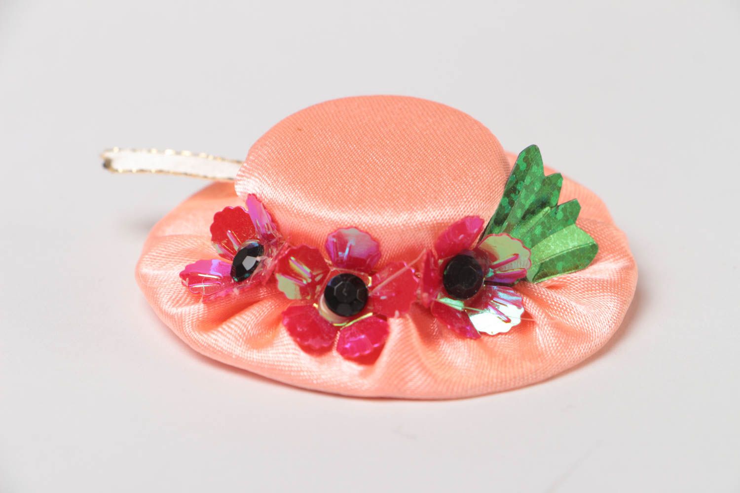 Яркая детская тканевая резинка для волос в виде розовой шляпки ручной работы фото 3