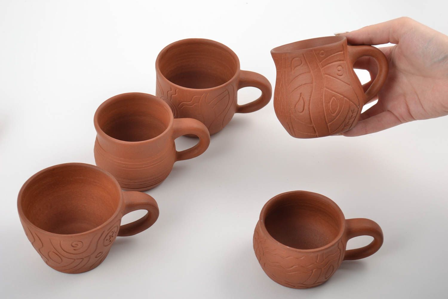 Conjunto de tazas cerámicas hechas a mano marrones cinco piezas foto 2