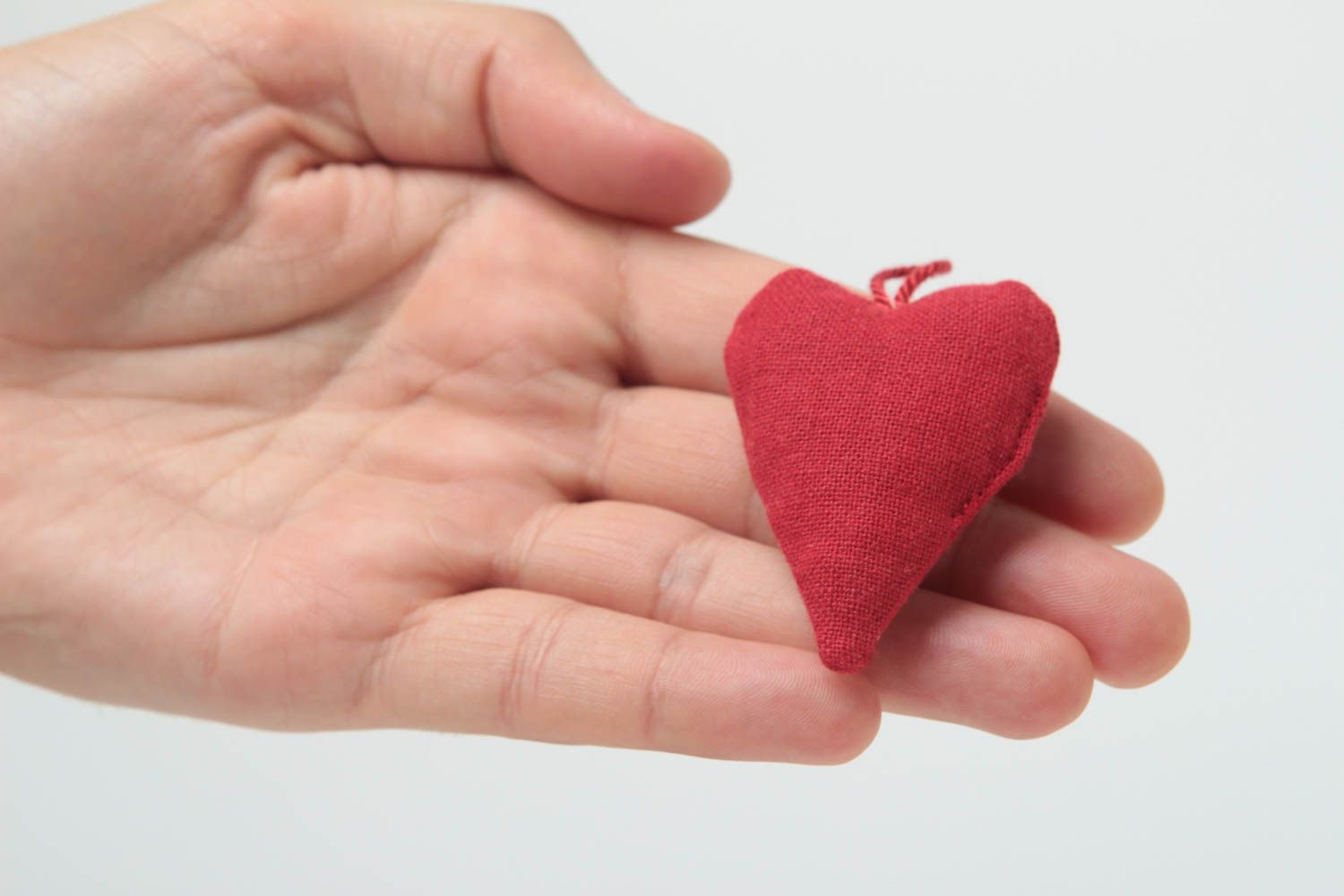 Маленькая мягкая игрушка сердце с петелькой из льна красная ручной работы фото 5