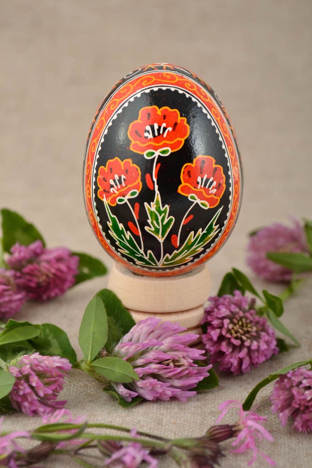 Куриное пасхальное яйцо расписанное акриловыми красками вручную с маками фото 1