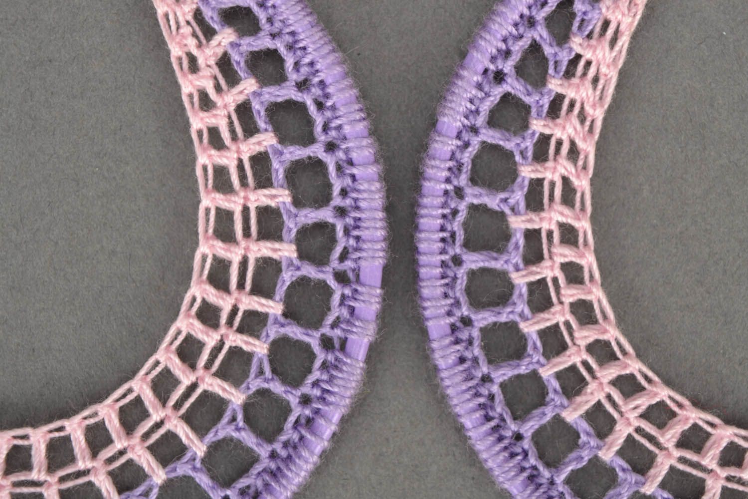Boucles d'oreilles rondes tricotées Violettes faites main photo 4