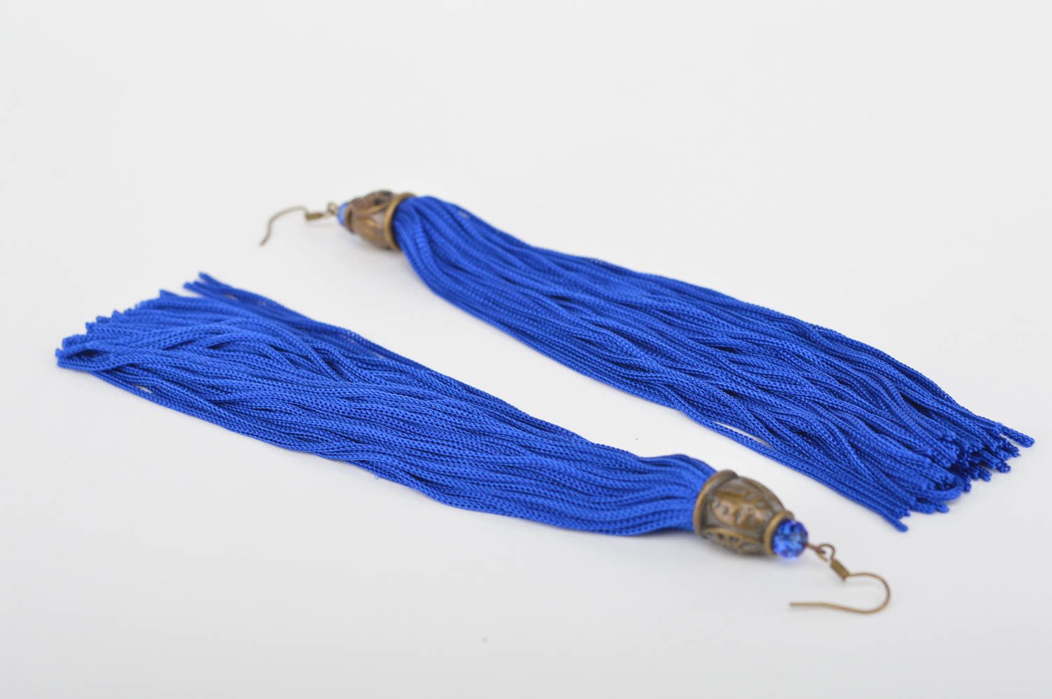 Красивые нарядные длинные серьги из шнурков синего цвета ручная работа фото 3