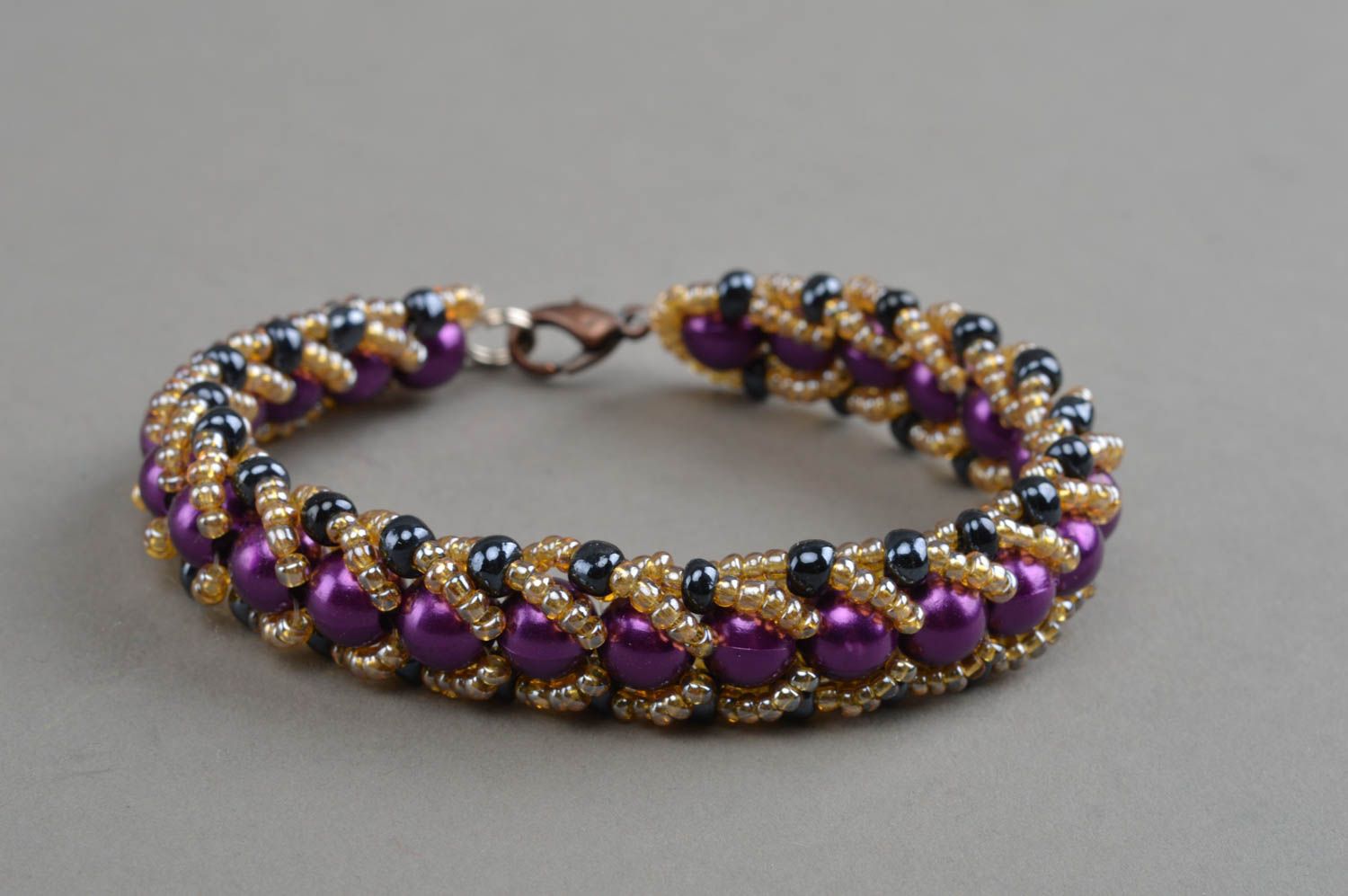 Bracelet en perles fantaisie et perles de rocaille fait main violet original photo 2
