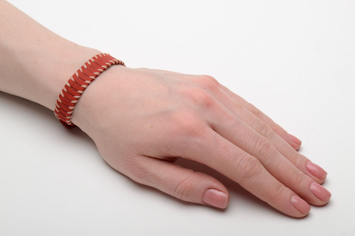 Bracelet en cuir naturel rouge fait main avec boutons pression de créateur photo 2