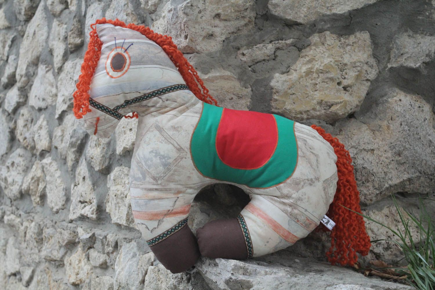 Brinquedo-travesseiro macio na forma de um cavalo feito de tecidos naturais foto 1