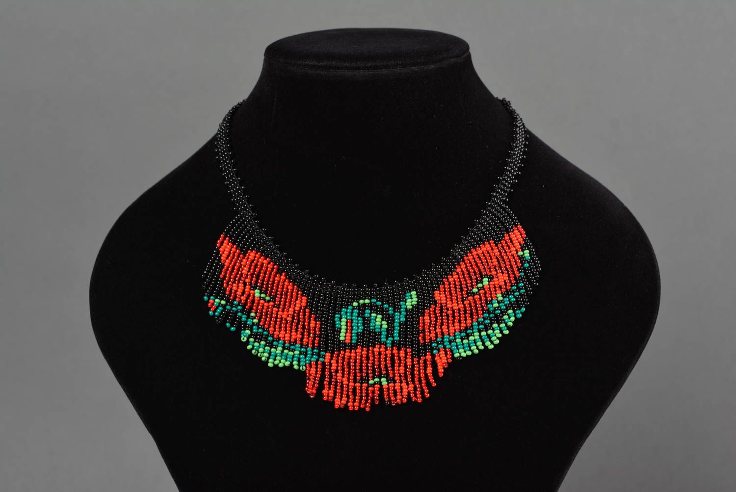 Ожерелье из бисера колье бахрома ручной работы с красными цветами на черном фото 2