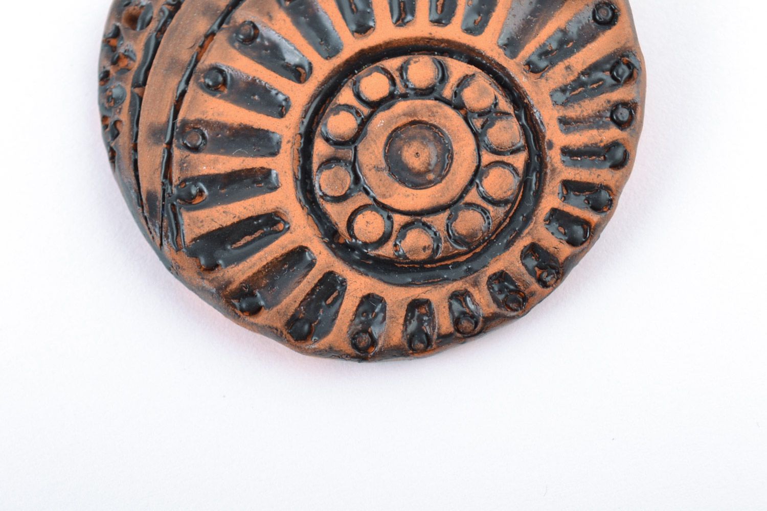 Кулон из красной глины ручной работы круглой формы на шнурке авторский фото 3