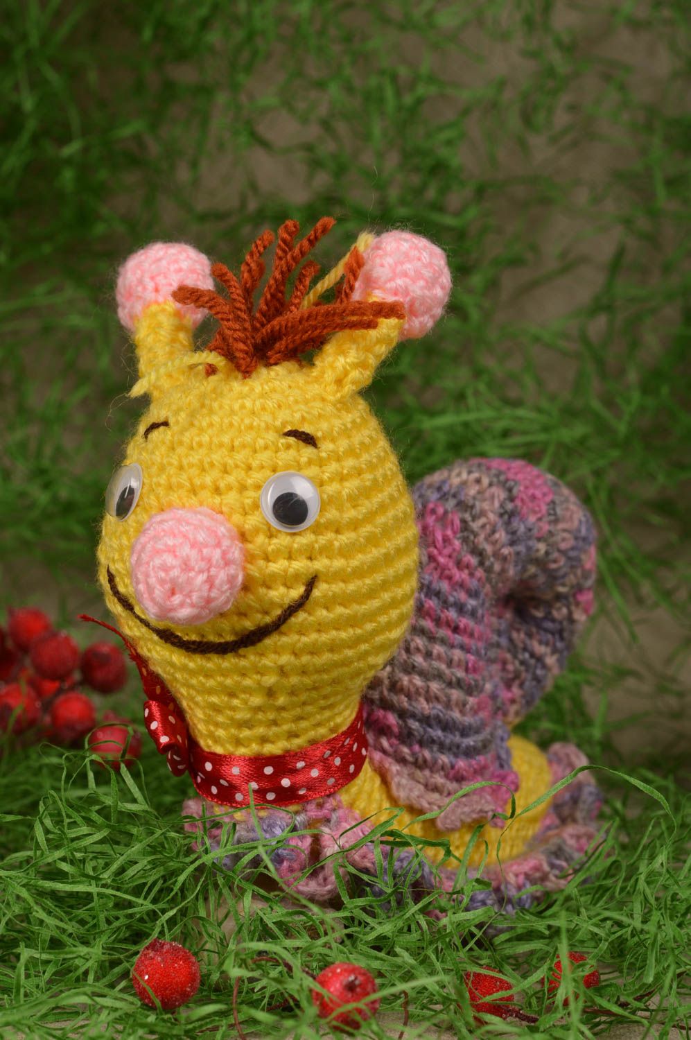 Jouet escargot Peluche faite main tricotée au crochet jaune Cadeau enfant photo 1