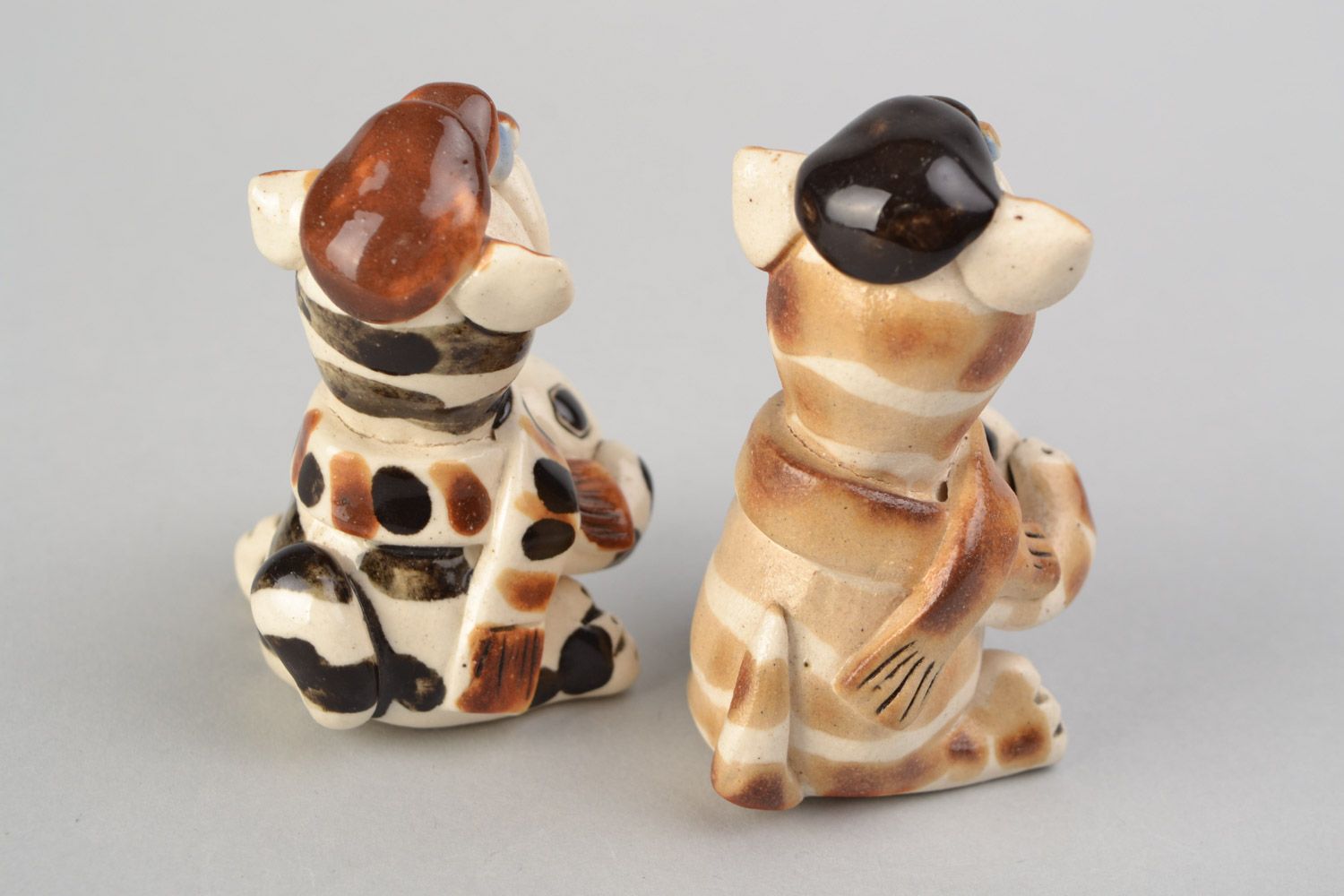 Figuras de cerámica artesanales pintadas con barniz con forma de gatitos 2 piezas  foto 5