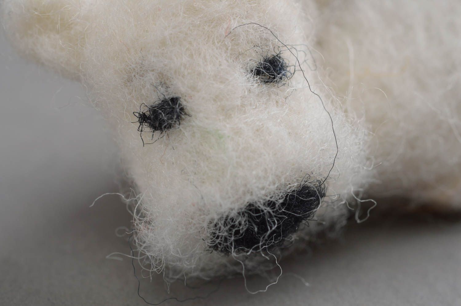 Broche blanche en laine naturelle faite main originale en forme de chien photo 5