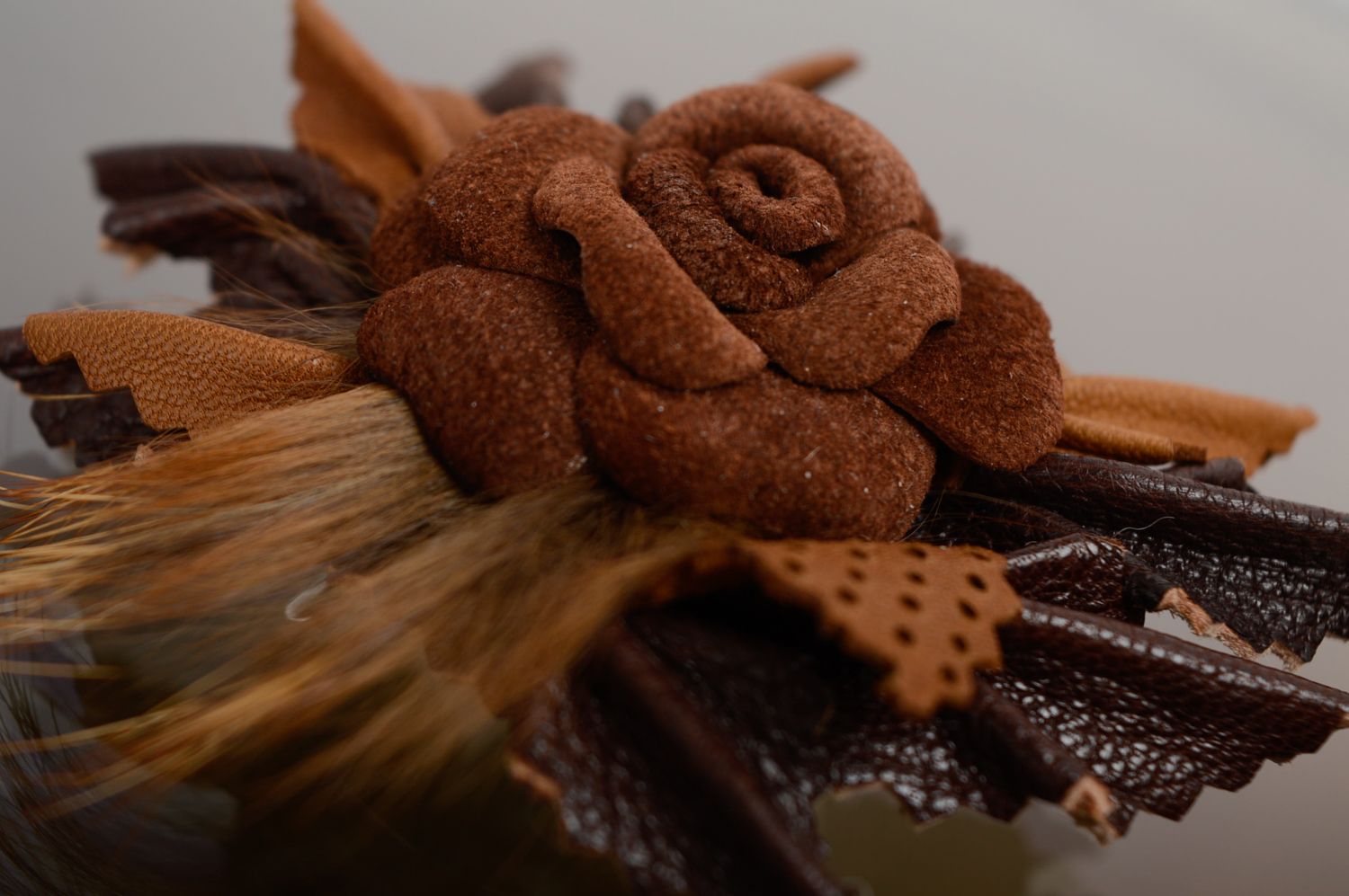 Брошь-заколка в виде цветка кожаная ручной работы фото 3