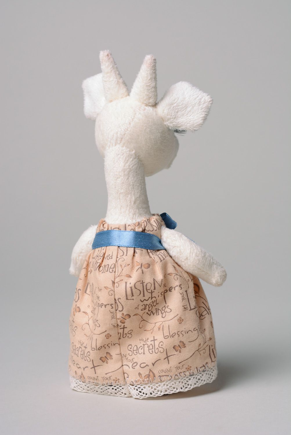 Künstlerische Kuscheltiere handgemacht aus Plüsch Ziege im Kleid aus Baumwolle  foto 3