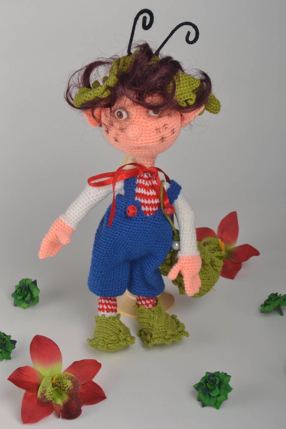 Jouet tricoté au crochet Peluche faite main Cadeau enfant forme de garçon-troll photo 1