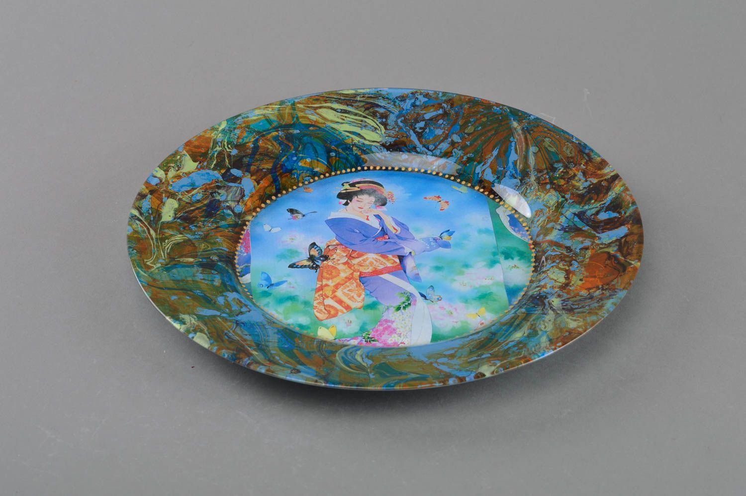 Красочная стеклянная тарелка в технике декупаж ручной работы в японском стиле фото 1