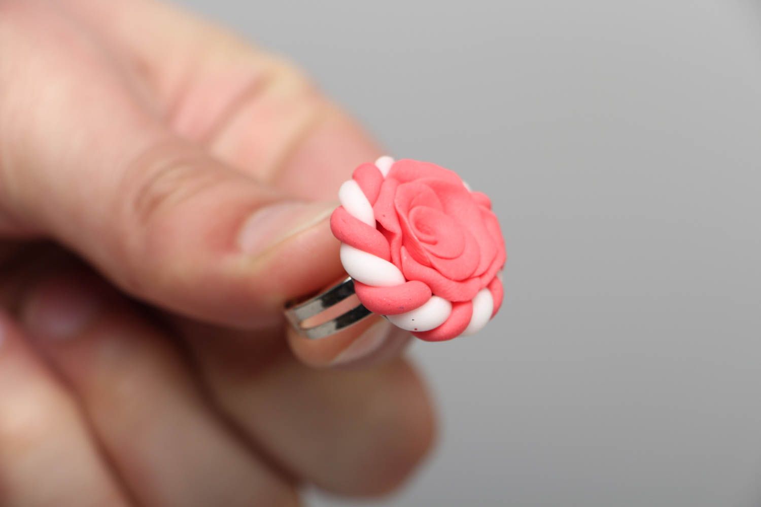 Очаровательное кольцо из полимерной глины в виде розочки фото 3