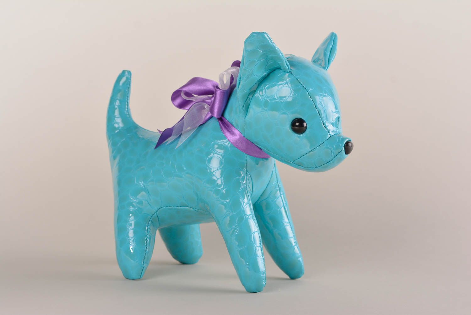 Игрушка ручной работы декор для дома игрушка из кожи голубая в виде собаки фото 3
