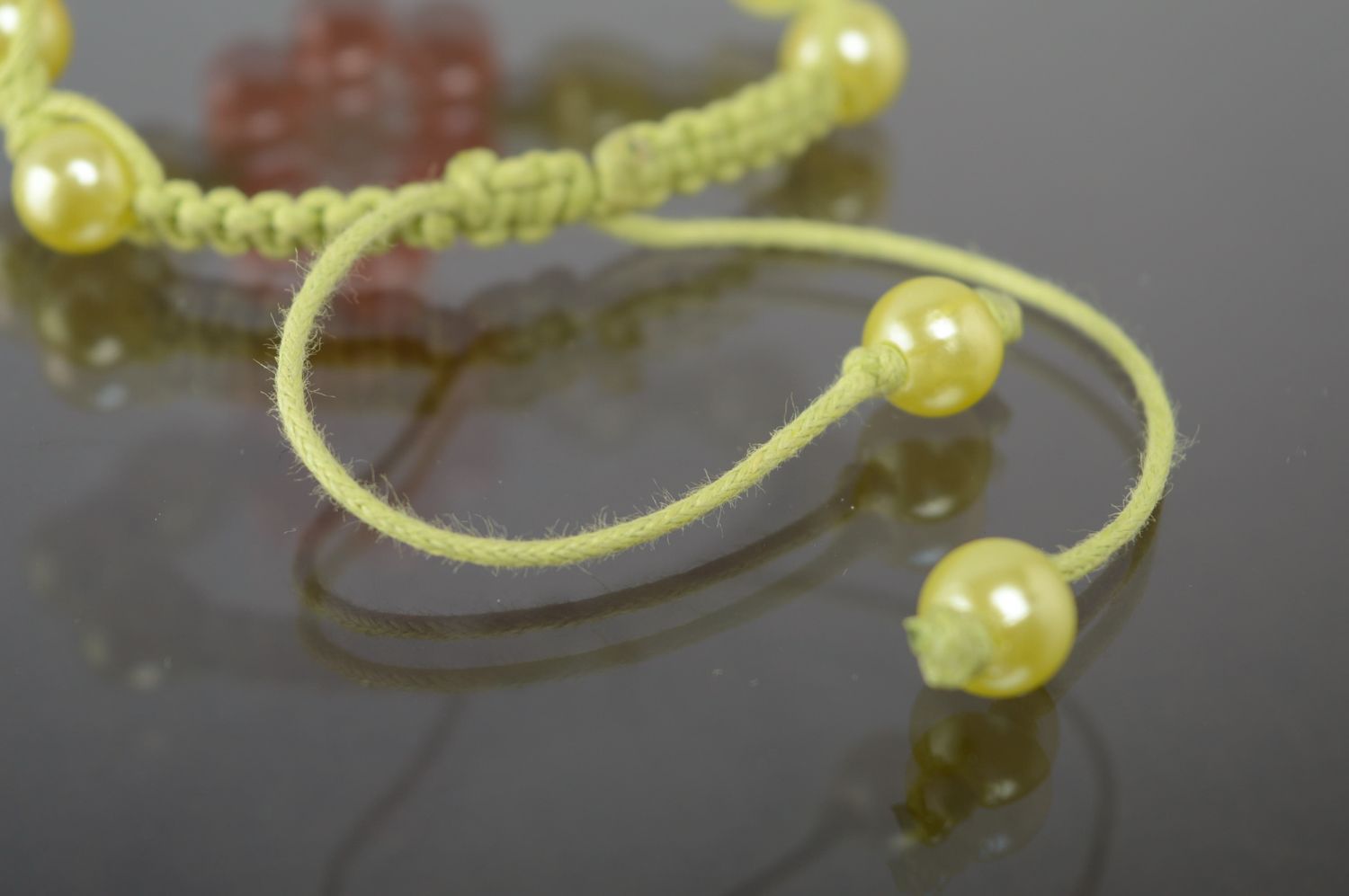 Плетеный браслет макраме из керамических бусин и вощеного шнурка фото 4
