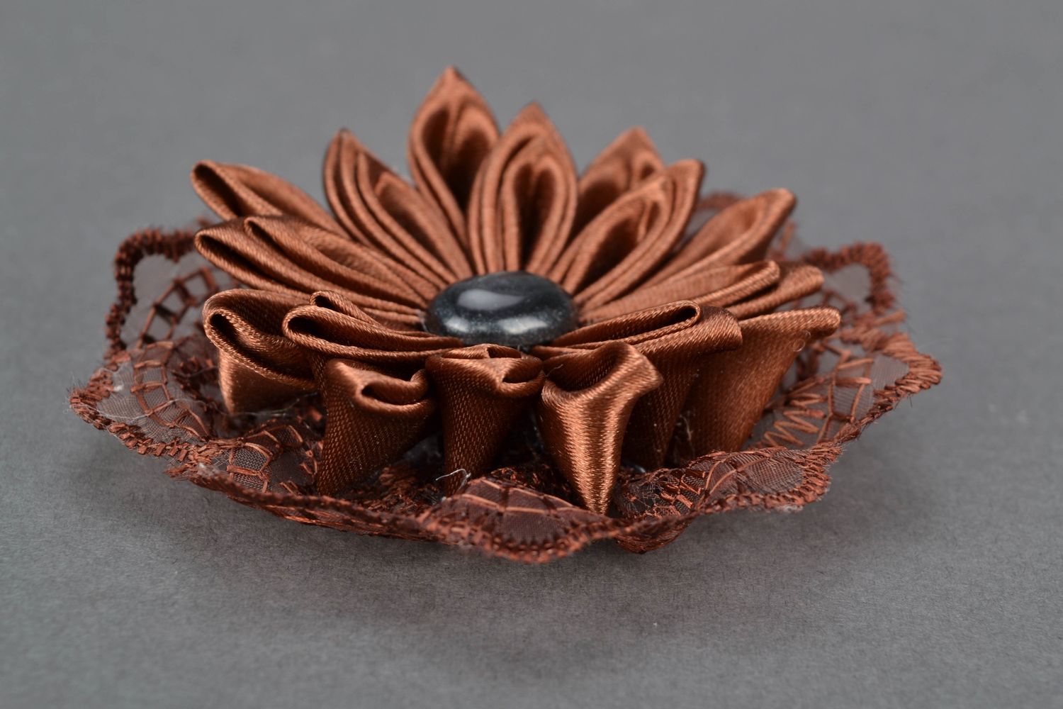 Broche fleur en satin chocolat faite main photo 3
