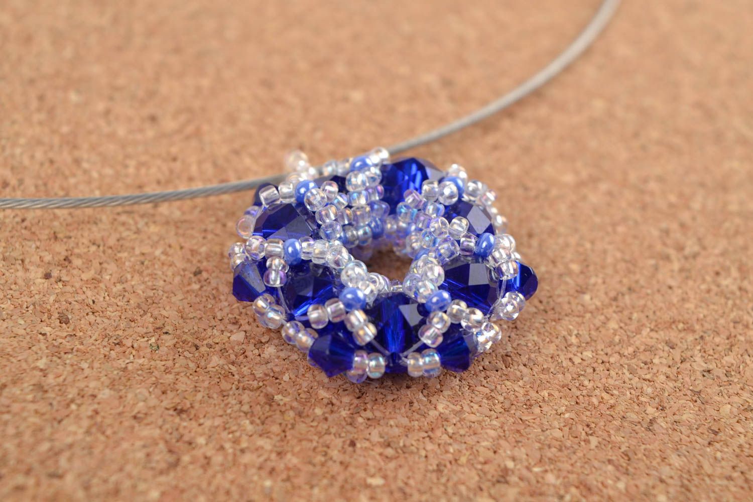 Pendentif perles de rocaille Bijou fait main Accessoire femme bleu blanc photo 1