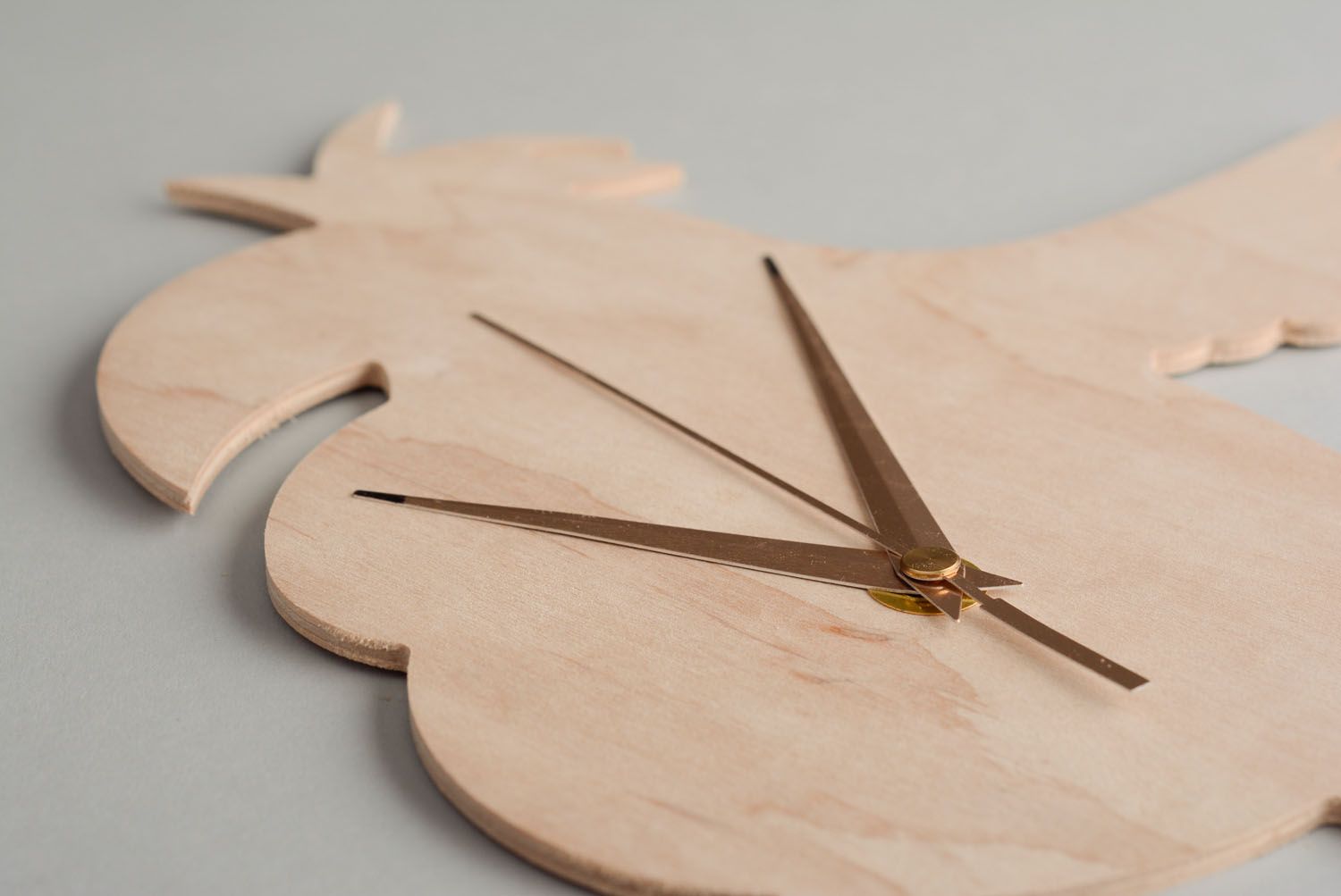 Pendule en bois brut naturel en forme de perroquet photo 4