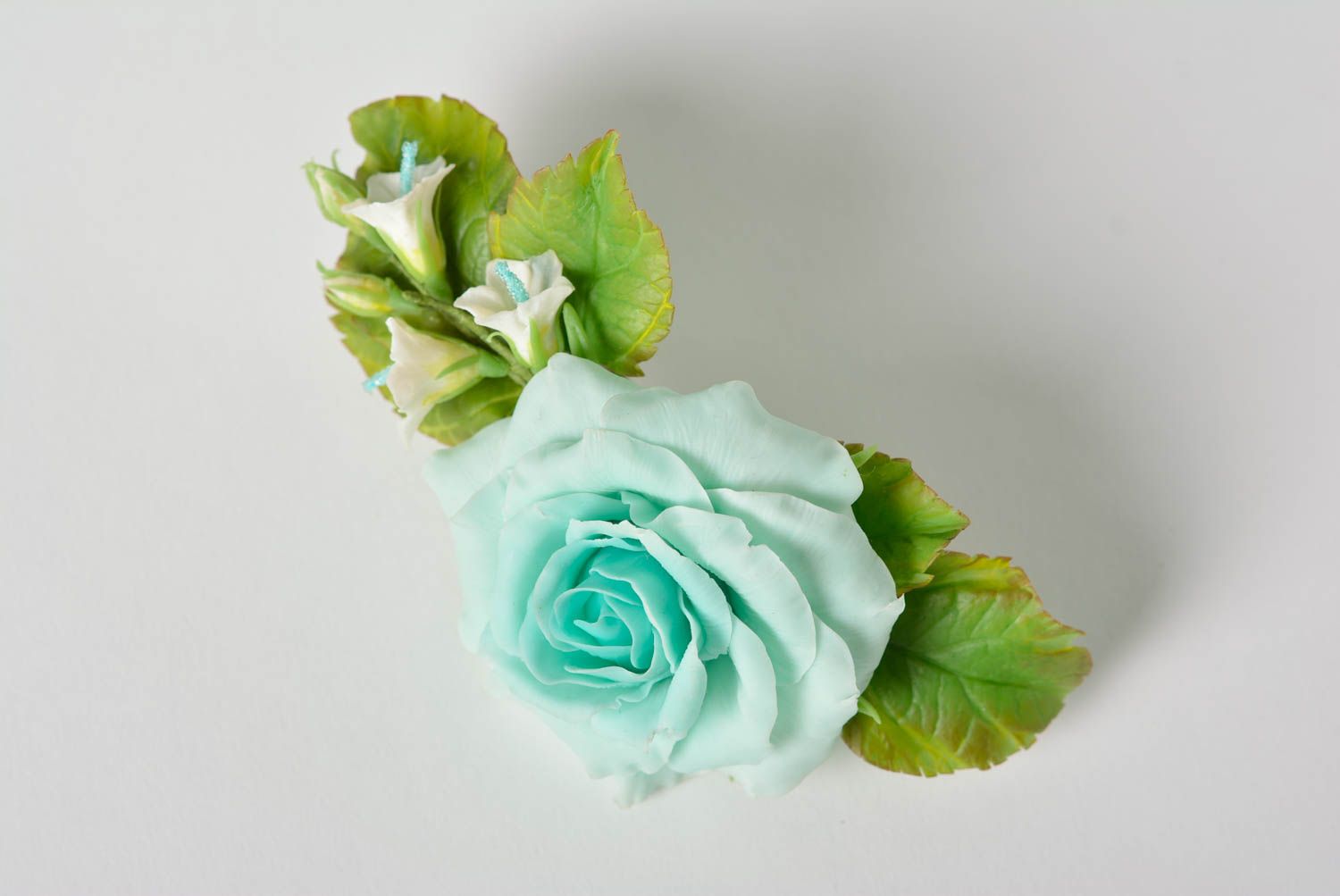 Заколка с цветком из полимерной глины роза голубая с листками ручная работа фото 5