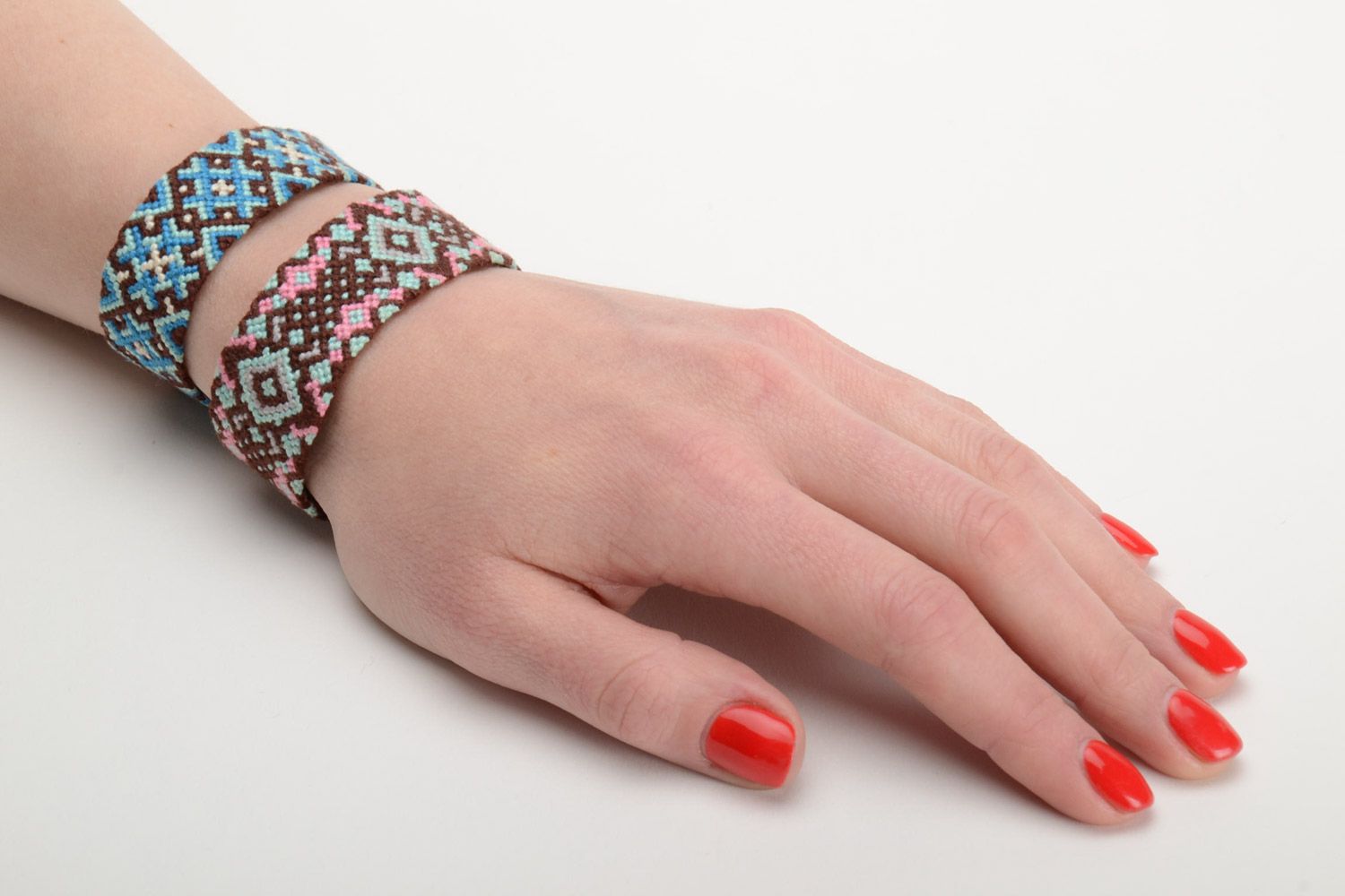 Set of 2 handmade friendship wrist bracelets woven of threads in ethnic style photo 5