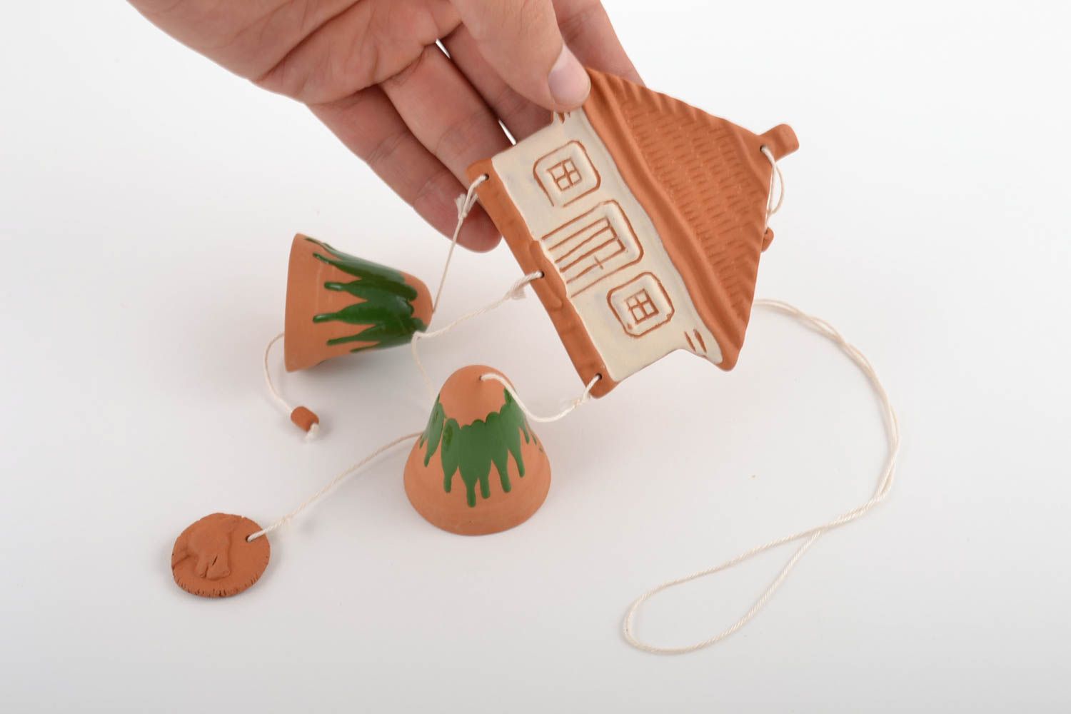 Handmade dekorative Glöckchen aus Ton mit Haus an Schnur bemalt aus Ton schön  foto 2