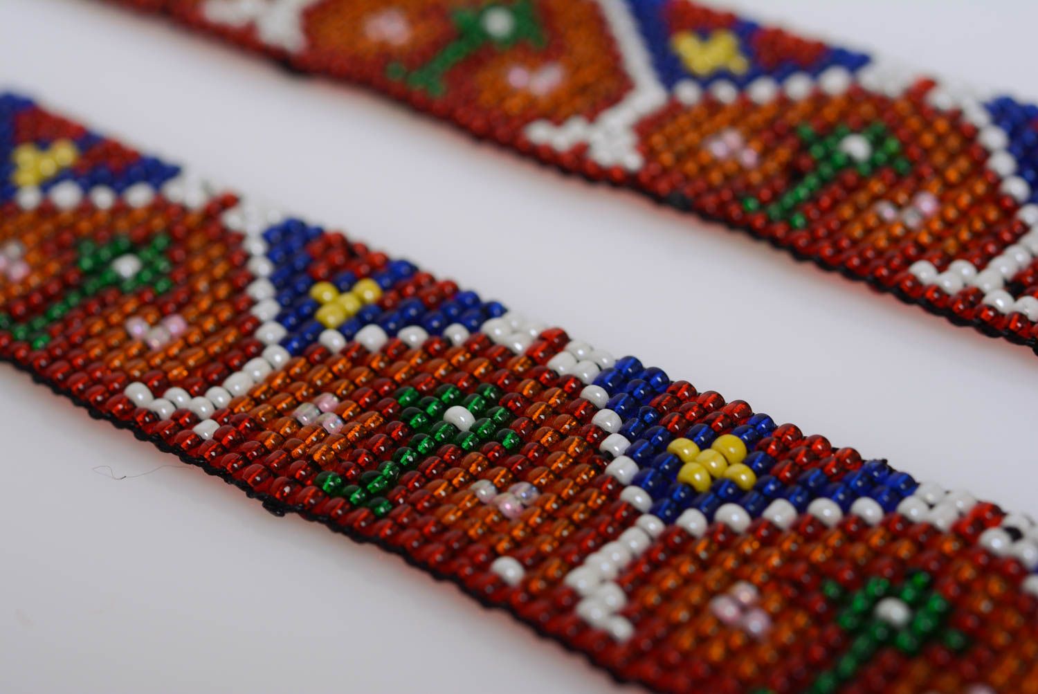 Cinturón de abalorios con ornamento artesanal original que se ata con cordones  foto 4