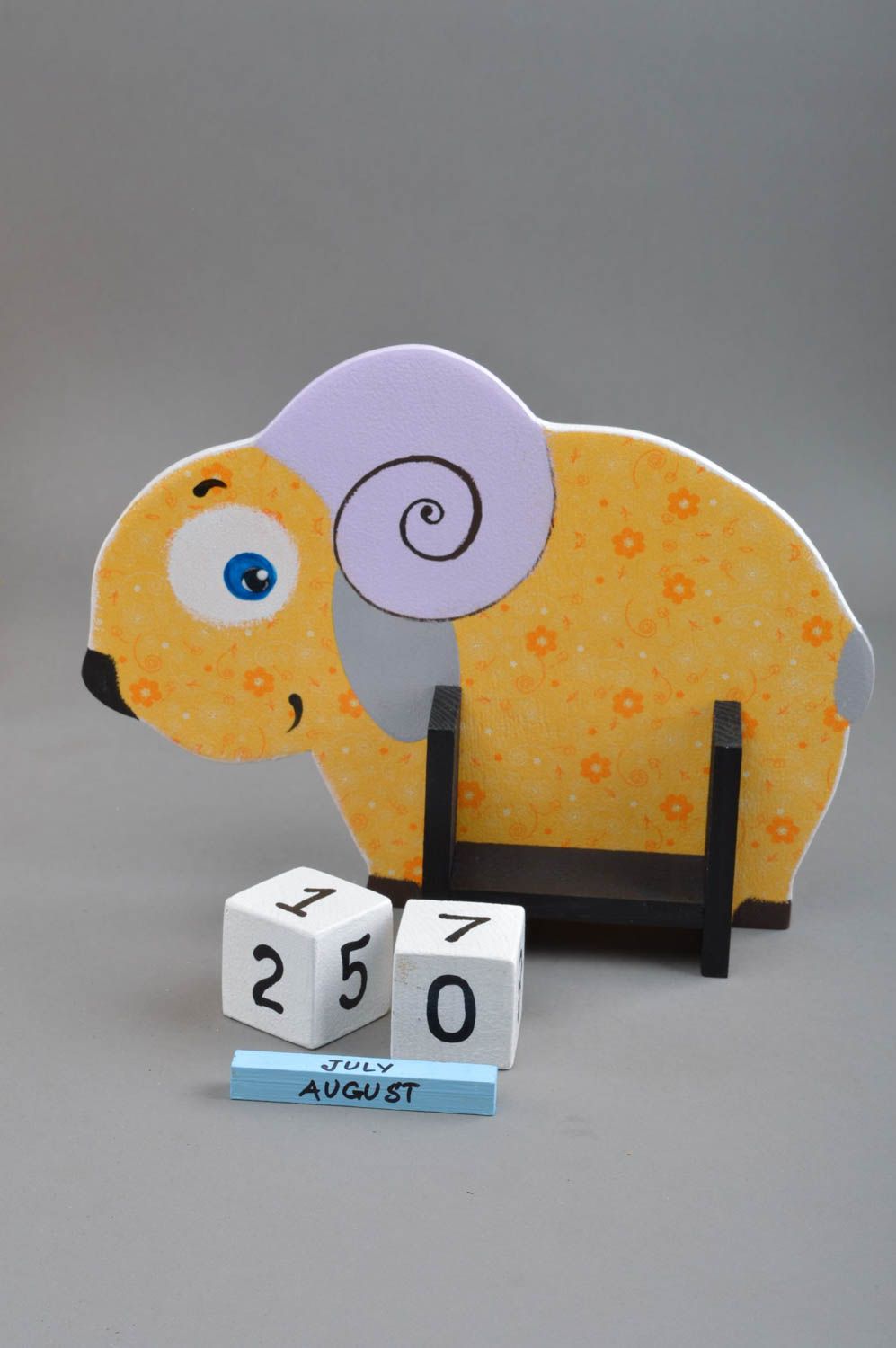 Holz Tischkalender für Kinder in Form von Schaf klein handmade gelb  foto 5