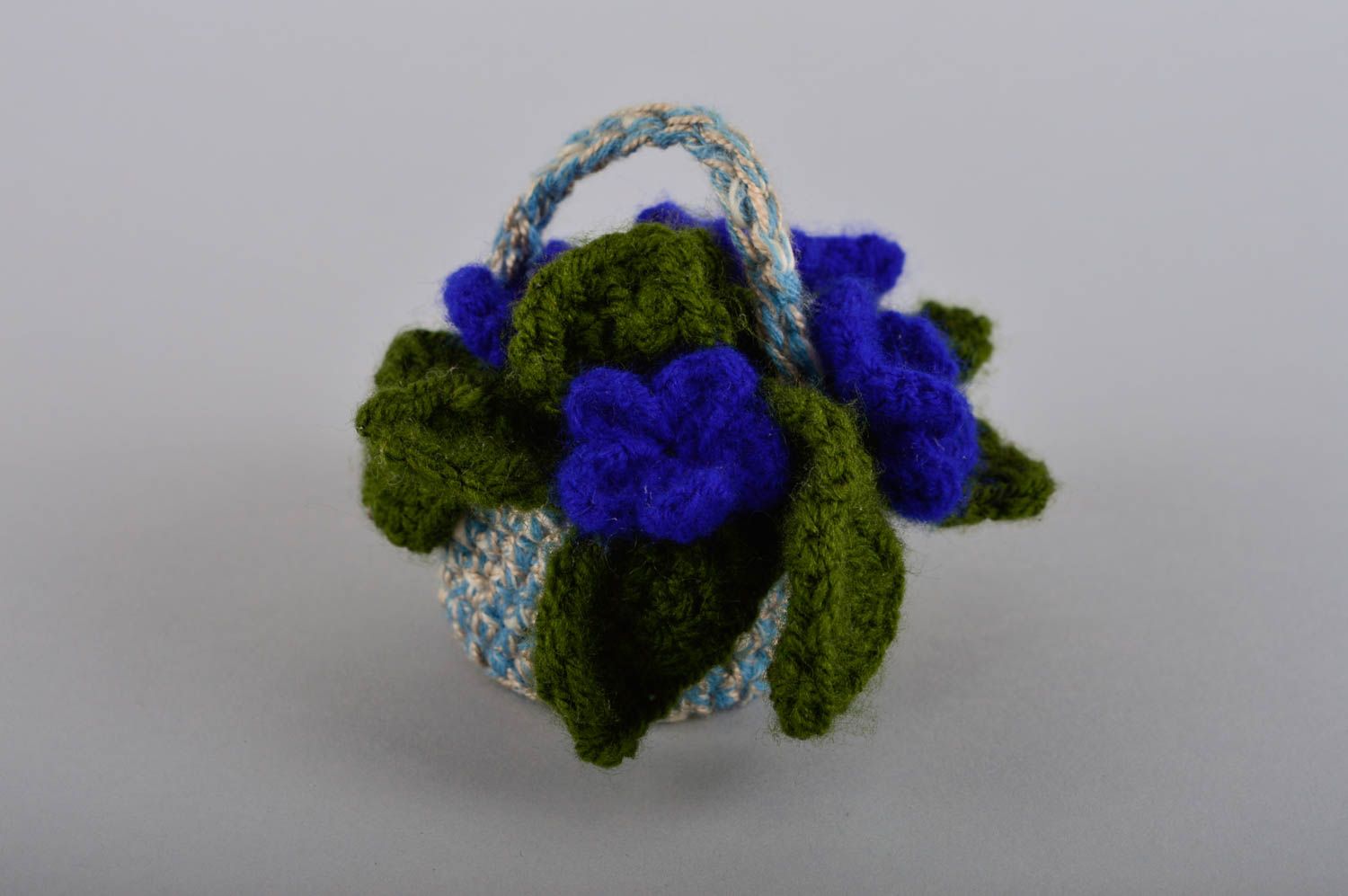 Handmade decorative composition with flowers crocheted home decor ideas photo 2