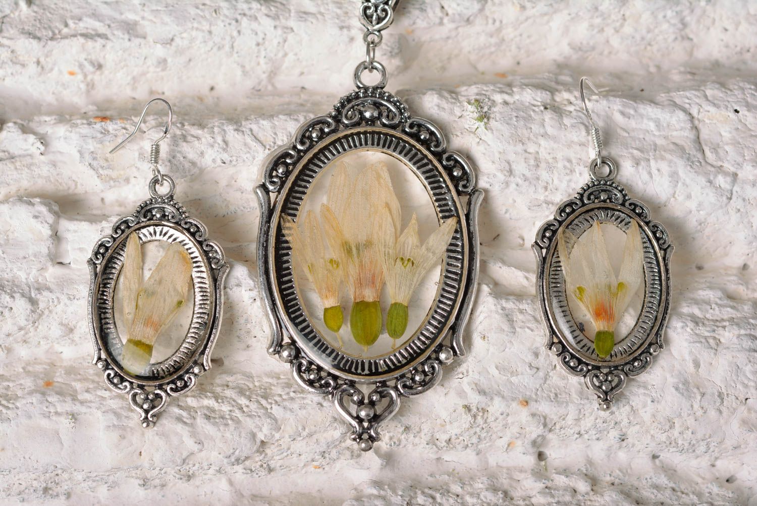 Conjunto de joyas artesanal con metal accesorios femeninos pendientes y colgante foto 1