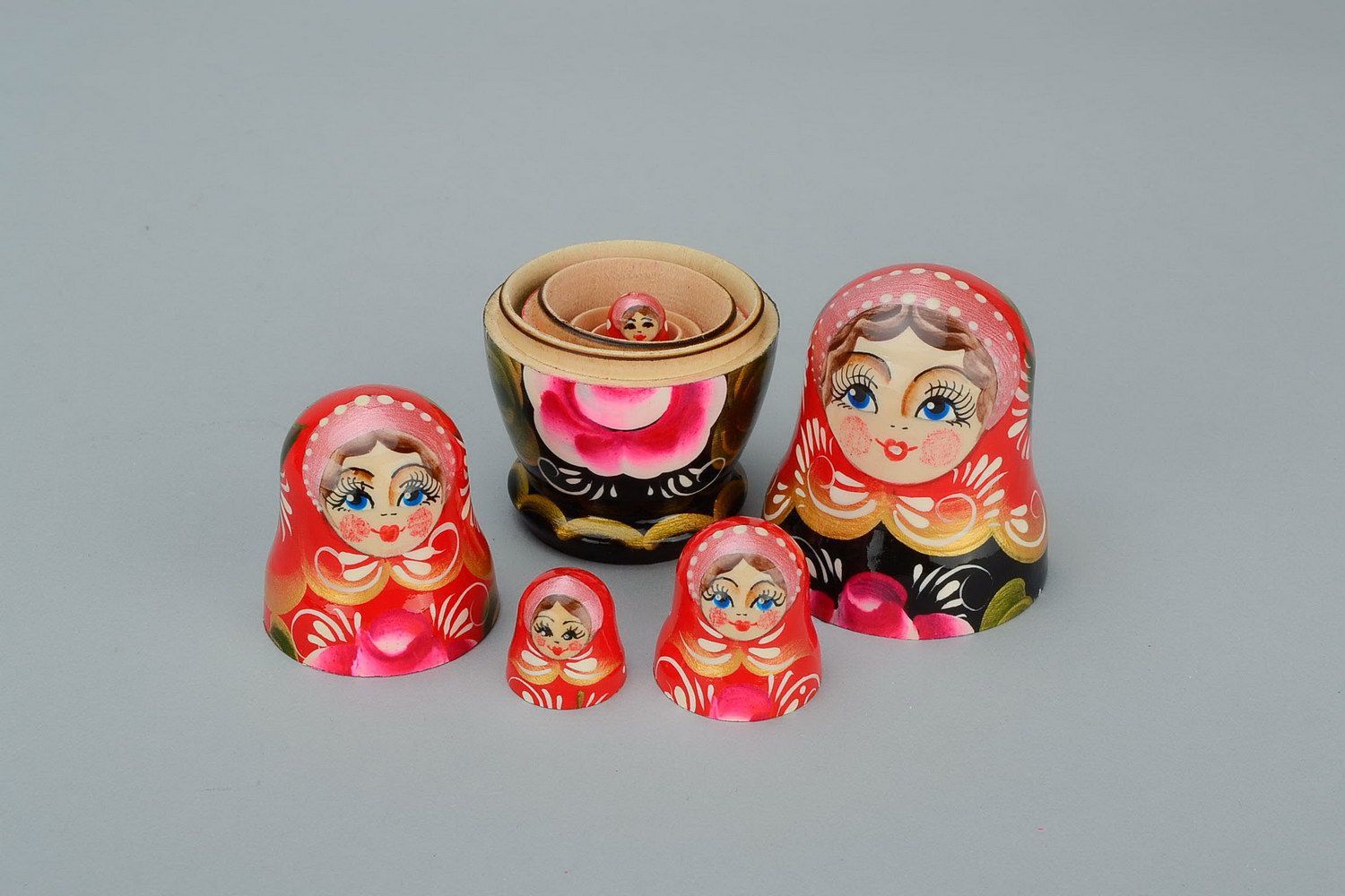 Matrioshka con cinco muñecas Rosa que florese foto 2