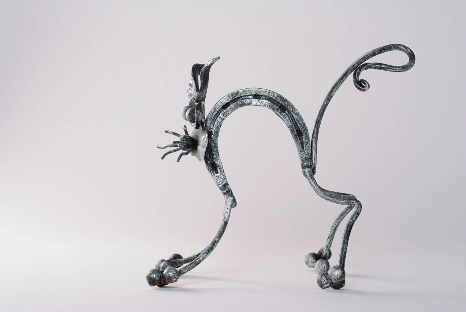 Estatueta artesanal de metal decorado com prata Gato ferradura para a boa sorte foto 4
