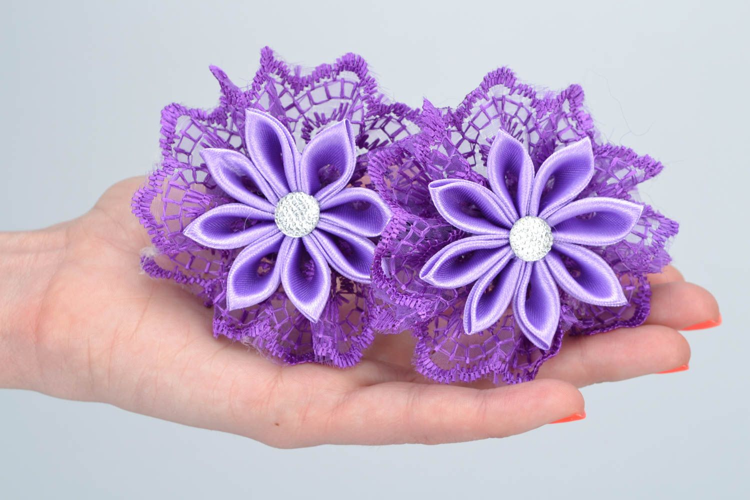 Originelles Blumen Haargummis Set in Lila aus Atlasbändern 2 Stück in Kanzashi Technik handmade für Mädchen foto 2