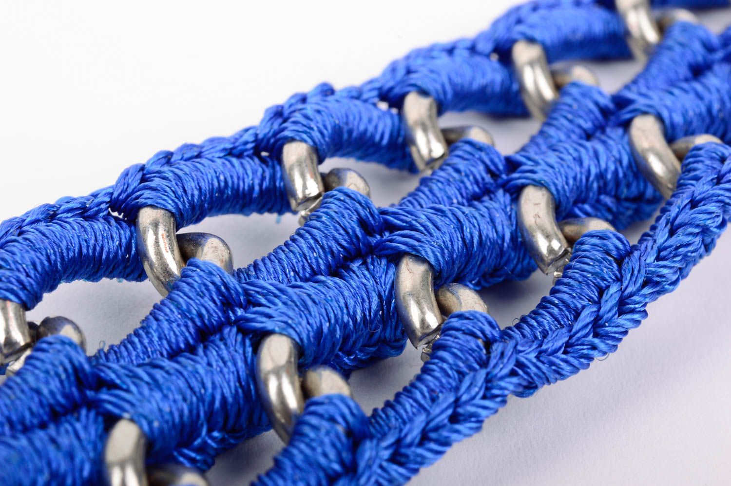 Голубой плетеный браслет из шелковых ниток ручной работы для настоящих модниц фото 5