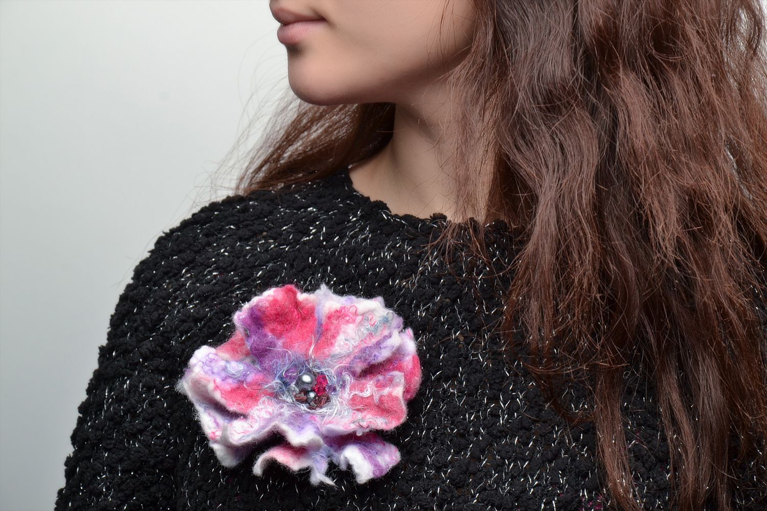Broche en laine feutrée fleur multicolore faite main photo 2