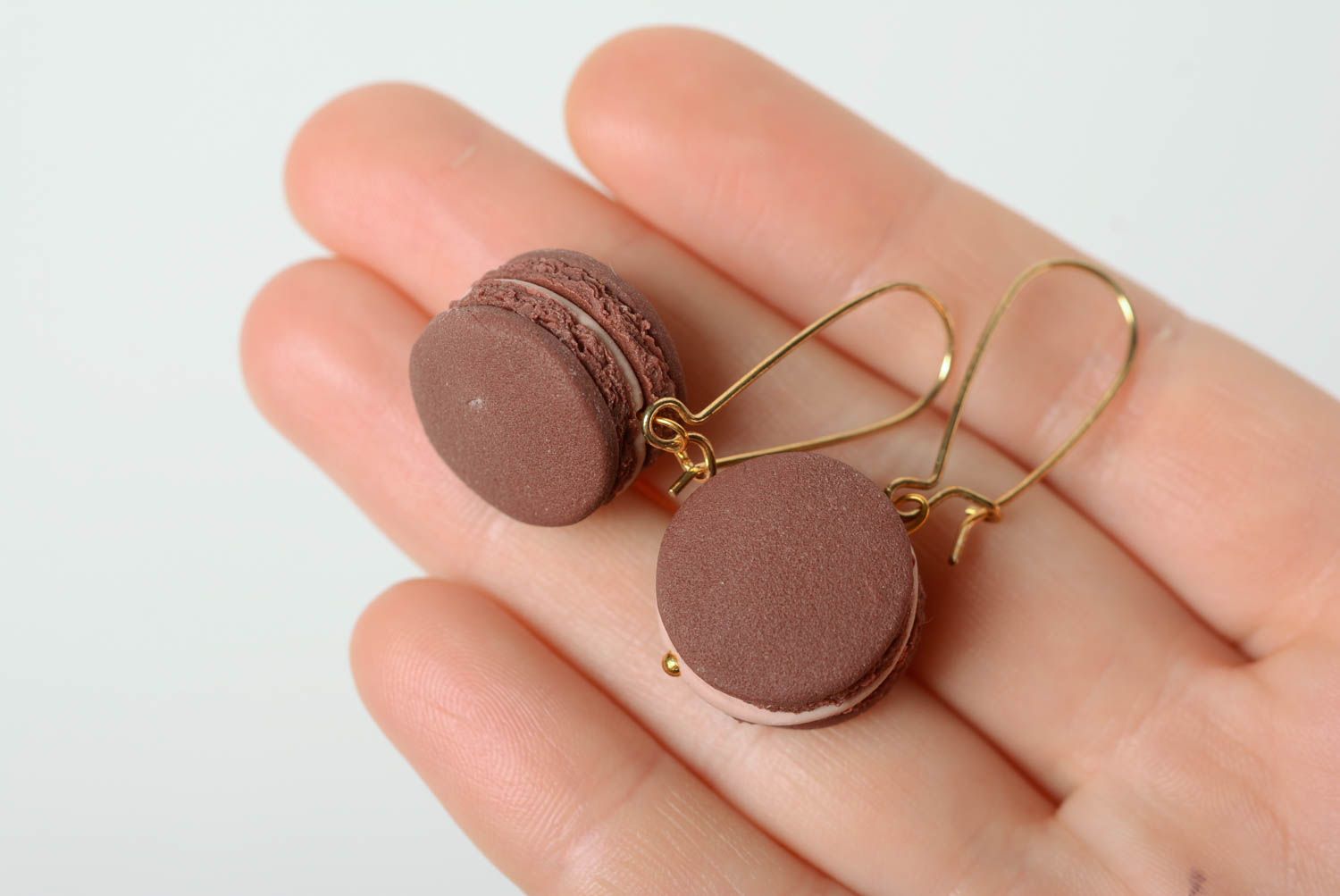 Boucles d'oreilles en pâte polymère pendantes faites main macarons au chocolat photo 3