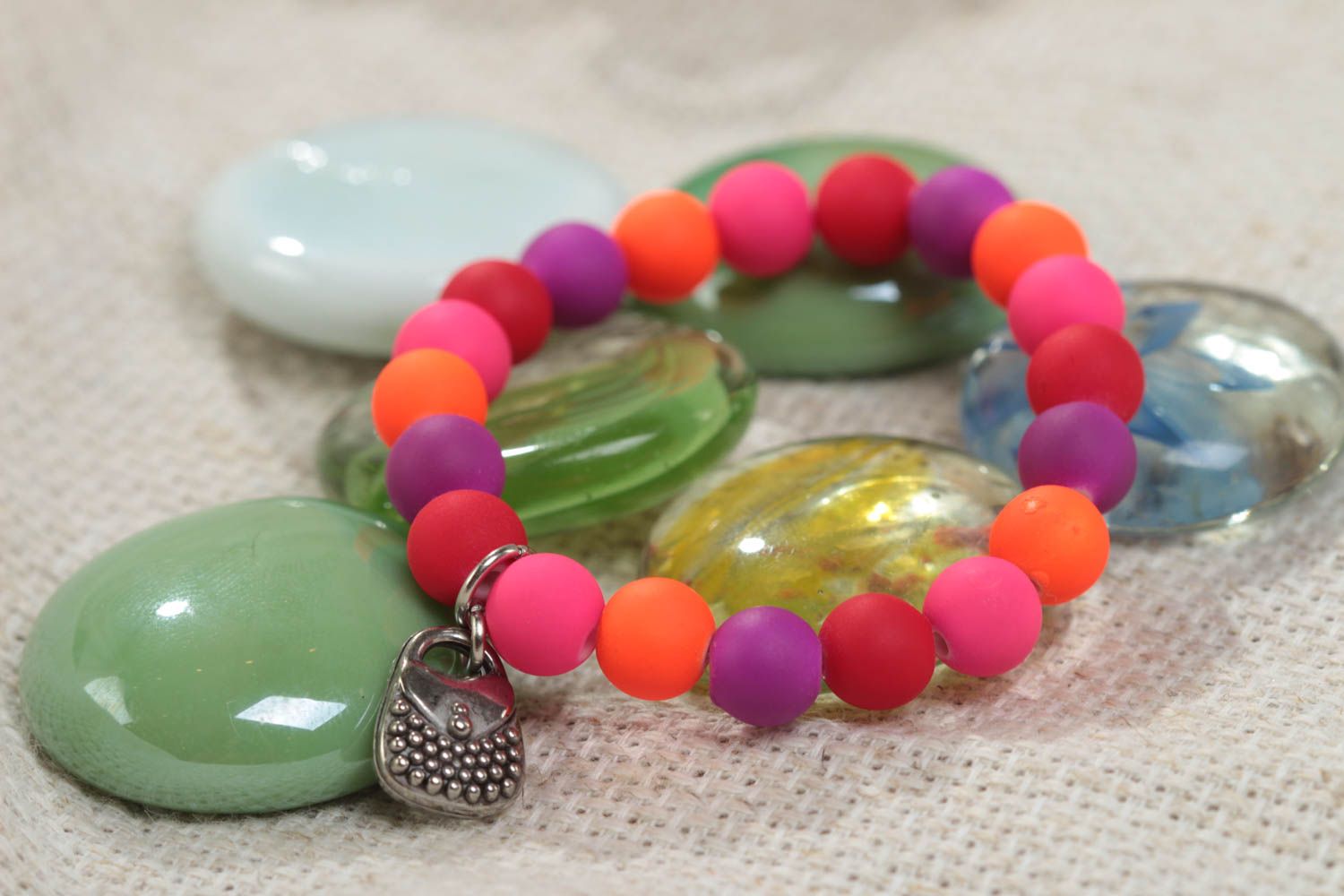 Bracelet de perles en plastique multicolore avec breloque fait main pour enfant photo 1