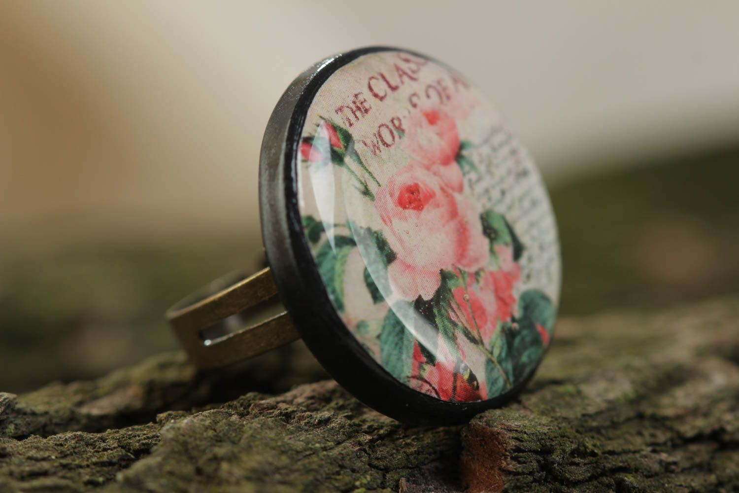 Anillo de resina epoxi artesanal vintage redondo con estampado floral foto 1