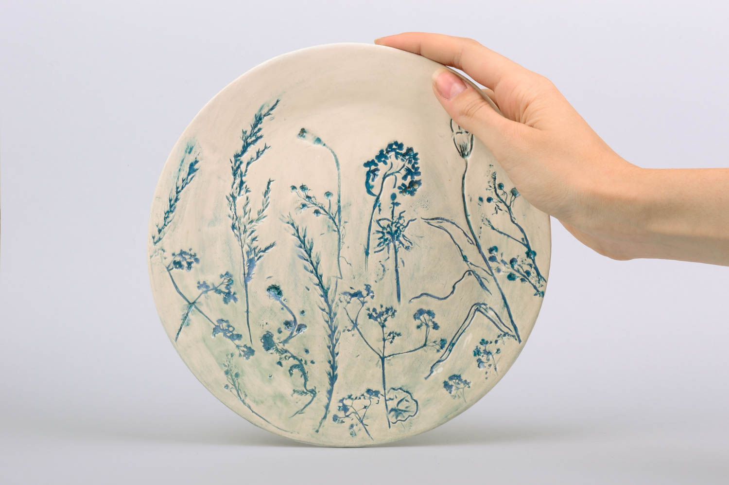 Глиняная тарелка с глазурью круглая с растительным орнаментом светлая хэнд мейд фото 2