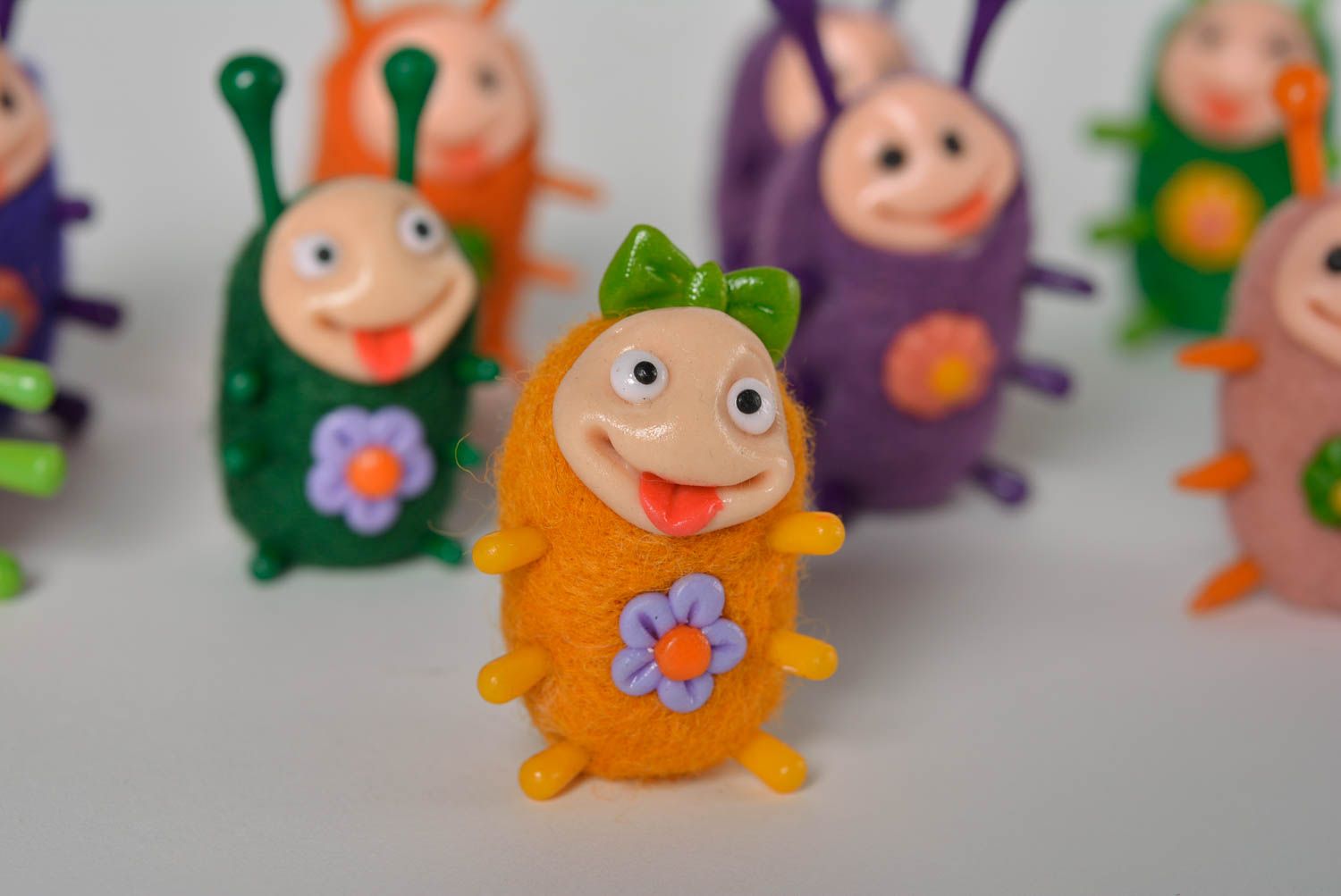 Handmade kleines Spielzeug gefilzte Figur Geschenkideen für Kinder mit Schleife foto 4